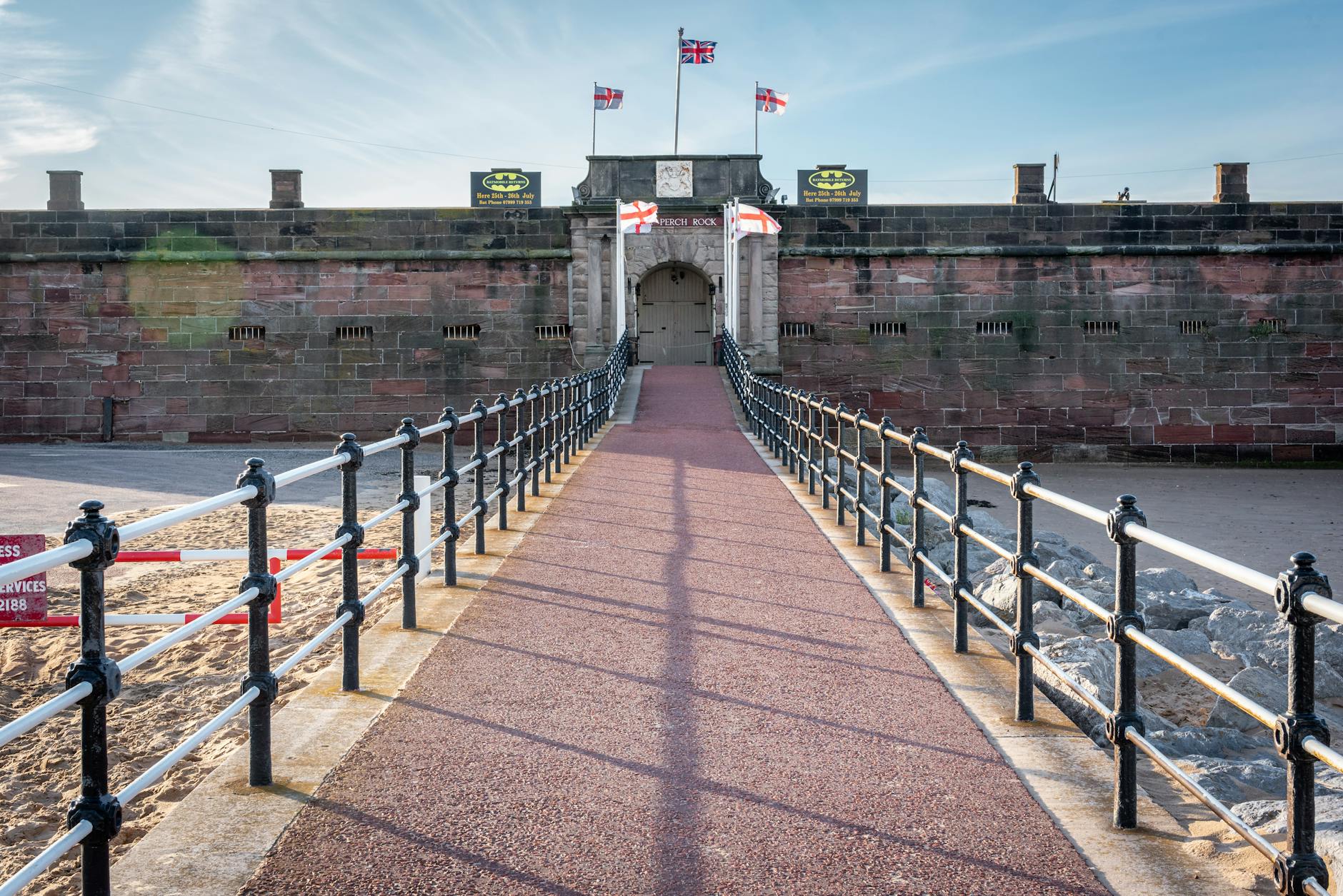 Fort Perch Rock w New Brighton z powiewającymi flagami w słoneczny dzień