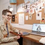 Zaawansowane listening: jak rozumieć szybkie akcenty bez ciągłego przewijania Kobieta uczy się angielskiego online na zaawansowanym kursie