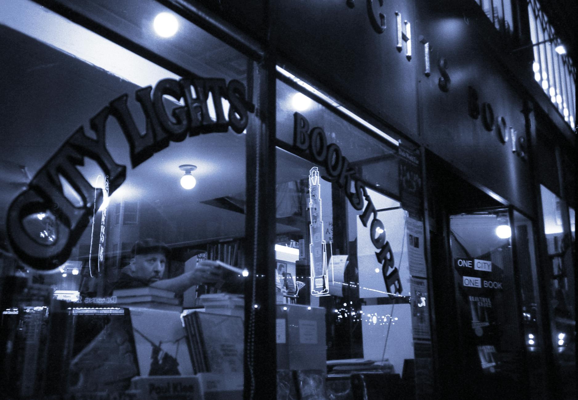 Księgarnia City Lights nocą w San Francisco, jasne neony i witryny