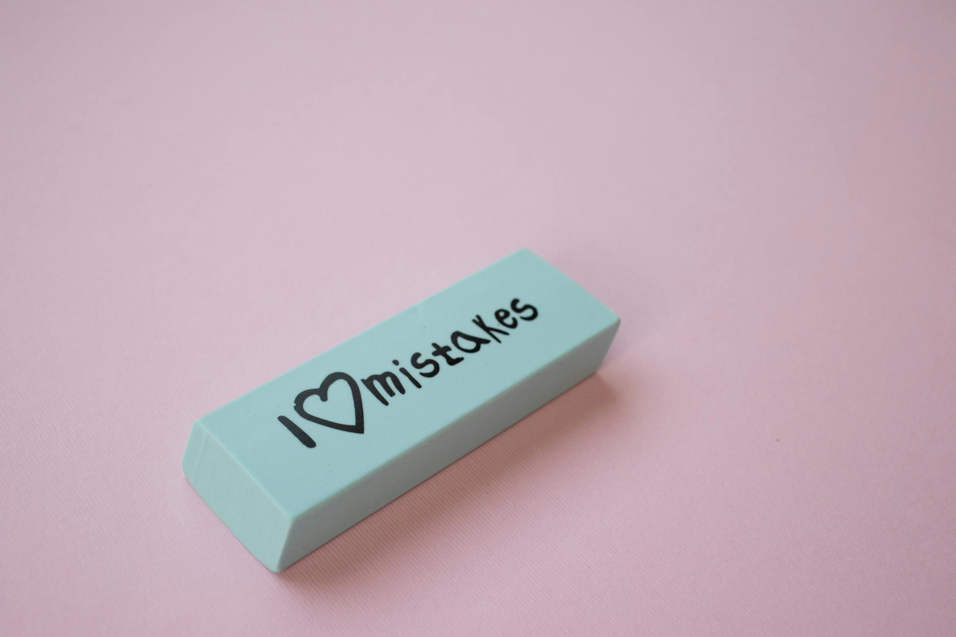 Miętowa gumka z napisem I love mistakes na różowym tle