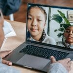 Nauka angielskiego z AI: jak łączyć ChatGPT, fiszki i korektę tekstu w jeden skuteczny system Nauczyciel prowadzi zdalną lekcję angielskiego z uczniami na laptopie