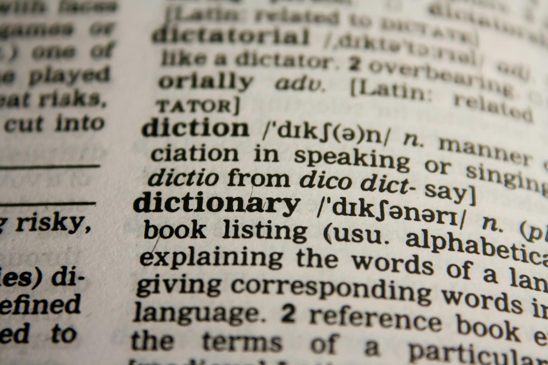 Zbliżenie na stronę słownika z wyróżnionym hasłem dictionary
