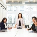 Business English w pigułce: 50 zwrotów, które realnie przydają się od poniedziałku do piątku Zespół międzynarodowych pracowników na spotkaniu w nowoczesnym biurze