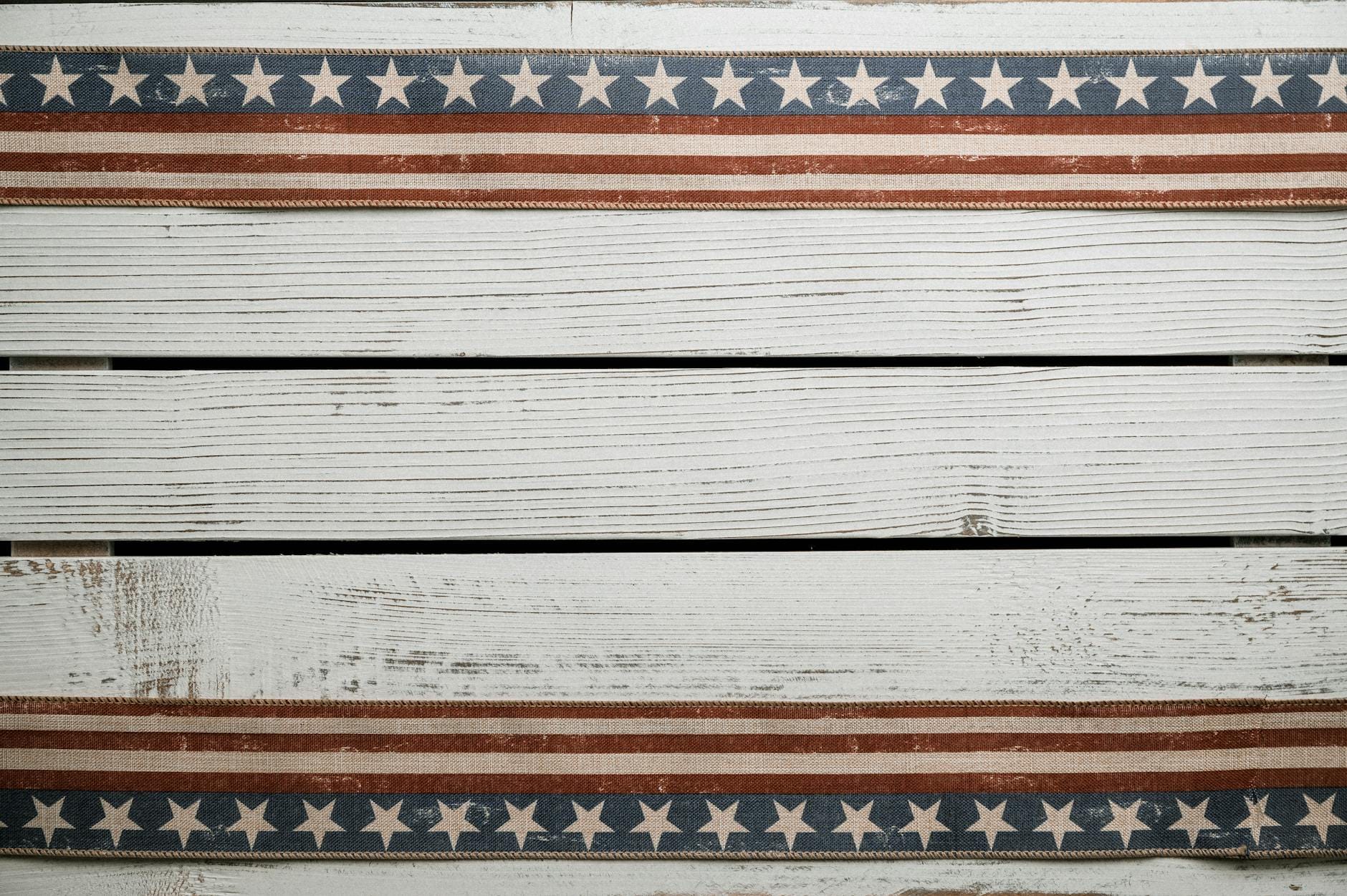 Drewniane panele z postarzaną flagą USA z gwiazdami i pasami