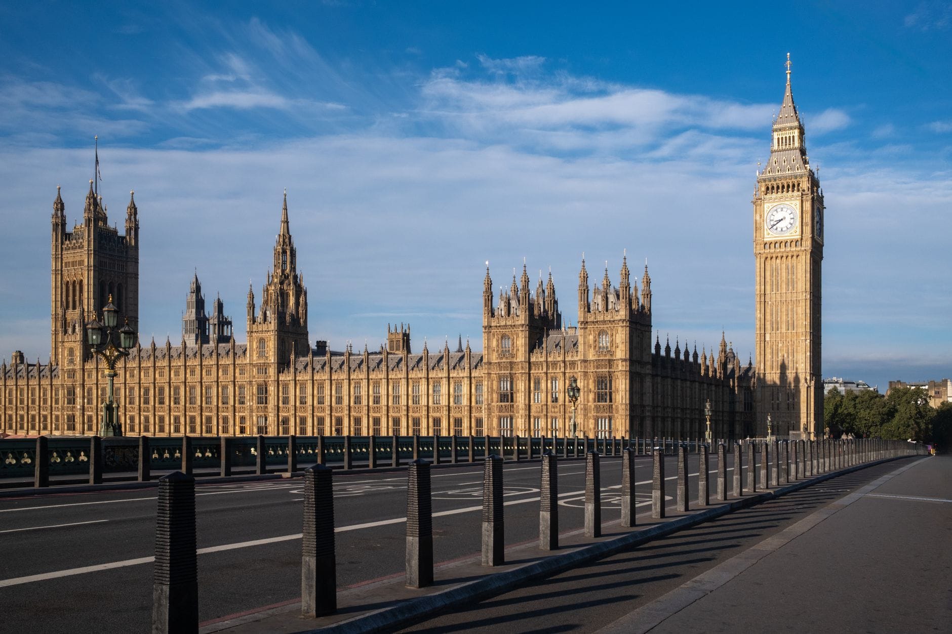 Big Ben i Pałac Westminsterski w Londynie na tle błękitnego nieba