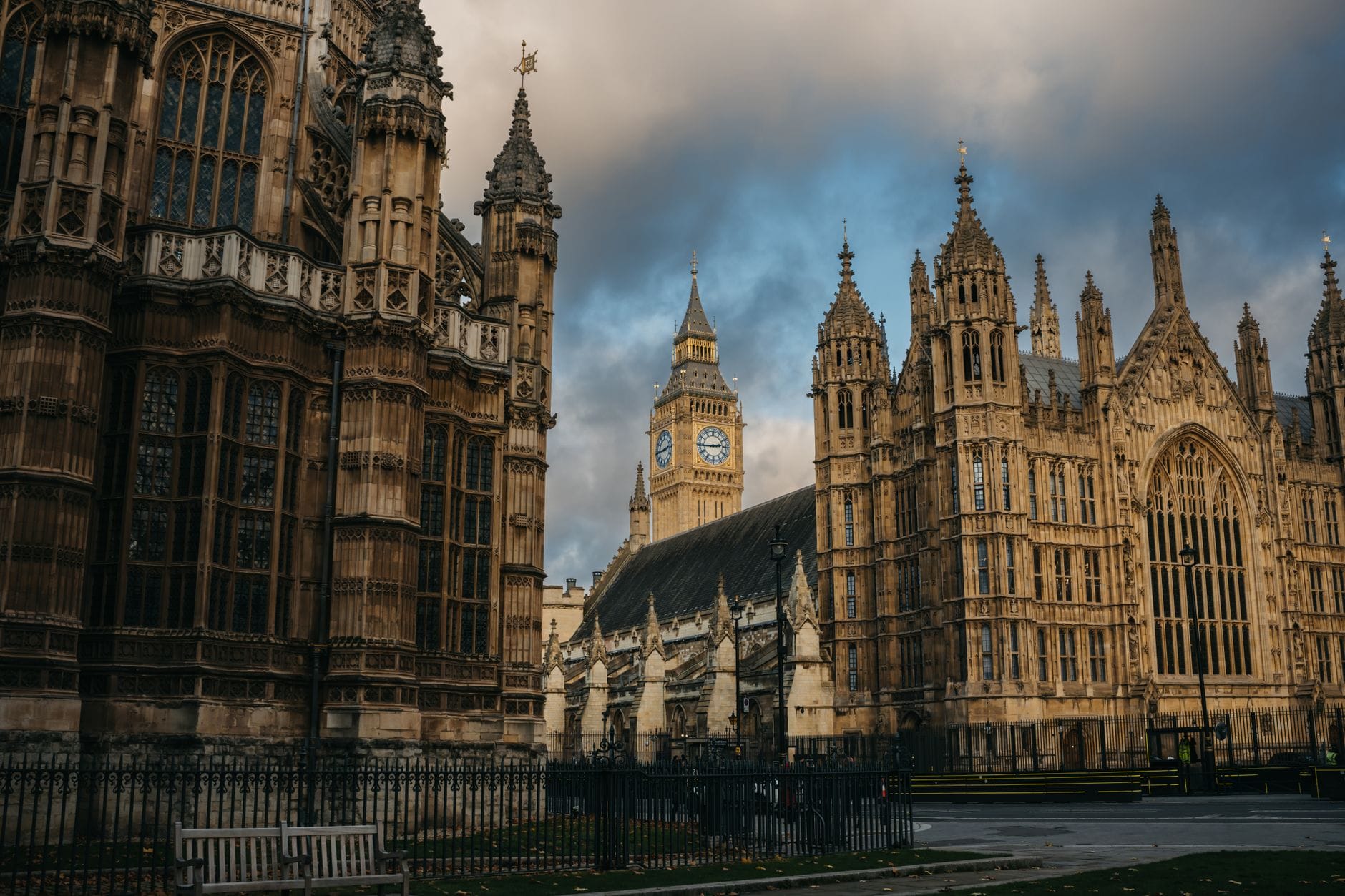 Pałac Westminsterski i wieża Big Ben w Londynie, widok z zewnątrz