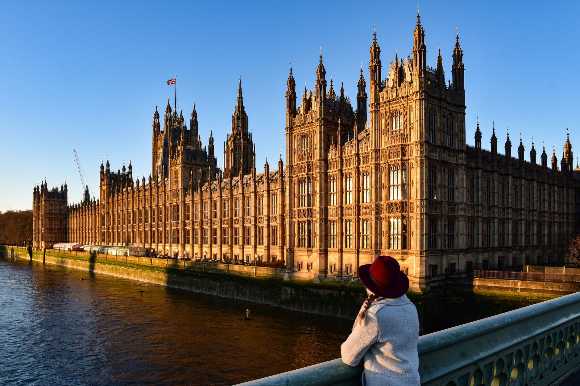 Pałac Westminsterski o zachodzie słońca, osoba na moście Westminster