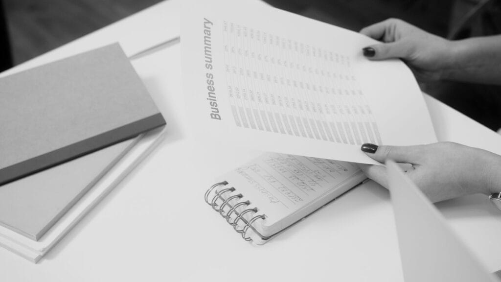 Jak pisać raporty analityczne po angielsku: struktura Executive Summary i formułowanie wniosków
